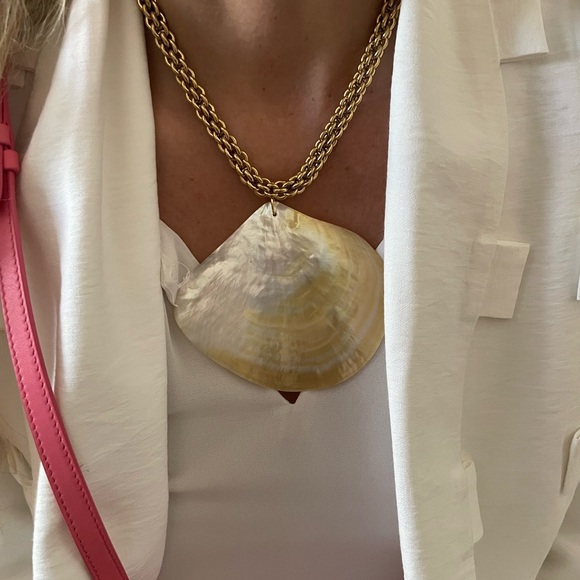 Jumbo Shell Necklace🐚 - Picture 4 of 10